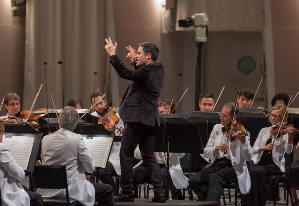 Gale Garcia Bernal conducts the LA Philharmonic (c) AmazonStudioas