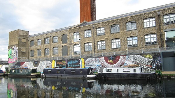 1200px-The_River_Lea_navigation_in_Hackney_Wick_2013