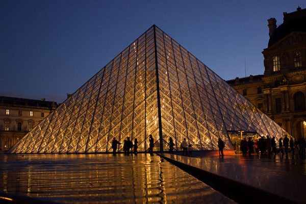 640px-Louvre_Pyramid
