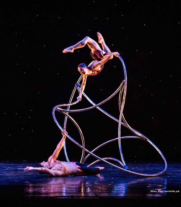 Momix in "Viva MOMIX." Photo courtesy of the artists.