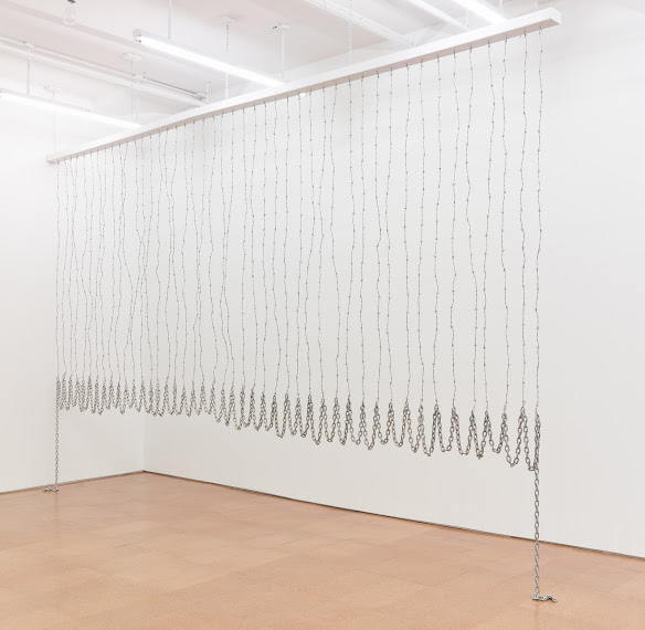 Melvin Edwards, Curtain (for William and Peter), 1969/2012, barbed wire and chain, © Melvin Edwards/Artists Rights Society, New York, courtesy Alexander Gray Associates, New York, Stephen Friedman Gallery, London.