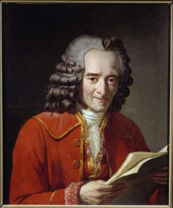 498px-Voltaire-lisant